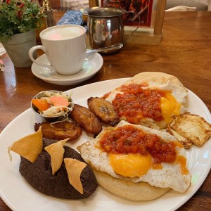 Desayuno con pupusas