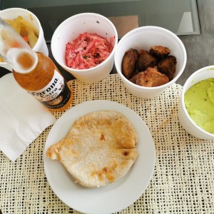 Pupusa mixta y carnitas 