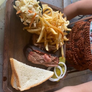 Plato de dos carnes y dos guarniciones.