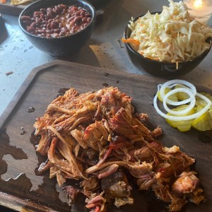 Plato de 1lb de pulled pork con coleslaw y chilli beans