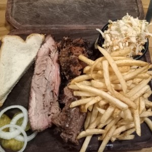 1/2 libra y 3 carnes bisquet, chopped y costilla con papas fritas y coleslaw