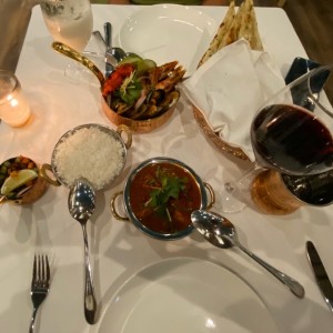 MUTTON ROGAN JOSH, CURRI MIXTO DE MARISCOS, NAAN CON AJO,