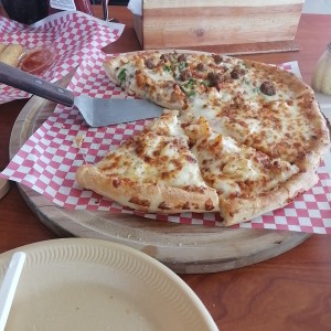 Pizza mediana mitad hawaiana mitad castors 
