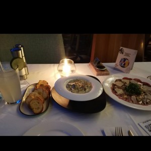 Fondue de hongos y carpaccio de lomito 