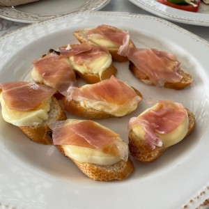 Crostini prosciutto cotto e mozzarella