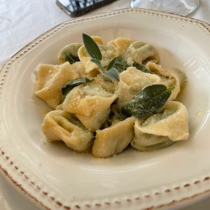 Tortelonni bianchi con mantequilla y salvia