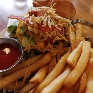 Hamburguesa con tortilla y tocino