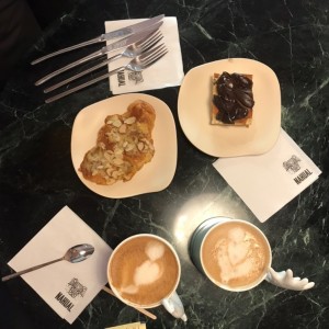 bocado de reina y croissant de almendra