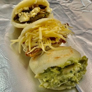 Arepas Venezolanas - La Reina Pepiada, La Pelua y La de Loroco y Queso.