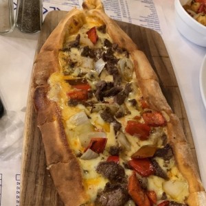 Pizza lomito pimientos y queso cabra
