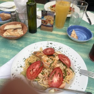 Pasta de Quinoa en matequilla y ajo con mariscos 