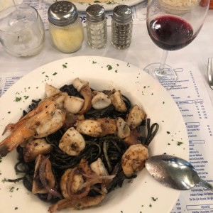 Pasta negra con mariscos al olivo y ajo