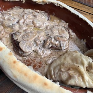 Lomito con salsa de hongos 