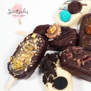 Pasteles con cubierta de diferentes chocolates. 