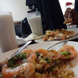 Arroz frito con camarones