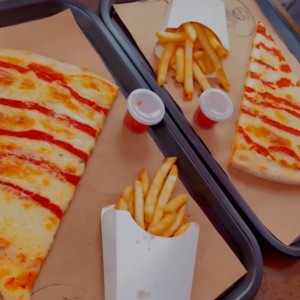 Pizza de queso y papas fritas