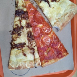 Pizza 2 quesos y cebolla caramelizada es la mejor. 