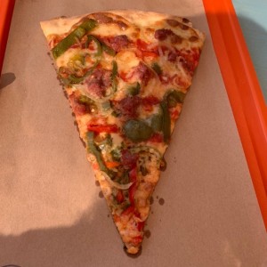 Pizza con salchicha, cebolla, chile pimiento