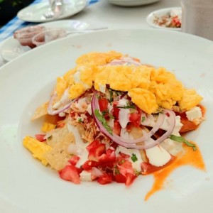 chilaquiles de pollo con huevo