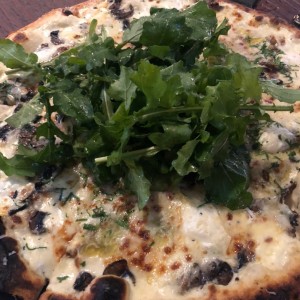 pizza mediterranea de masa madre 