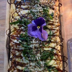 Pizza queso y vinagre balsamico