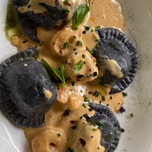 Ravioles negros con carne de cangrejo