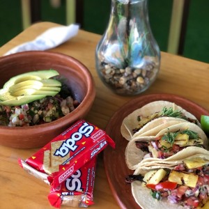 ceviche de robalo y tacos de calamar.