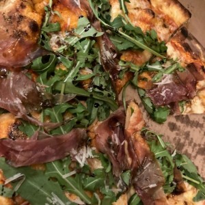 Pizza de arugula y jamon serrano