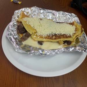 Cachapa con queso y lomito 