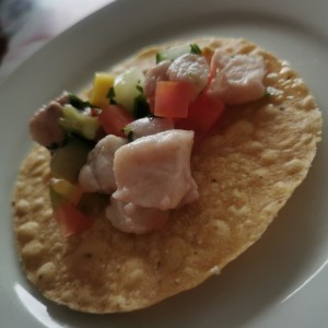 Tostadas de maíz  con ceviche de pescado 