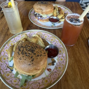 Burguer La Res y Burguer La Pulled Pork. Limonada con Soda y Michelada Gallo.