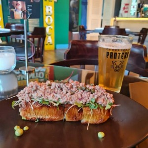 esta papa con alcaparras y carne es deliciosa 