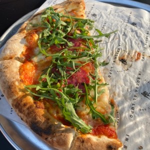 Pizza salami arugula