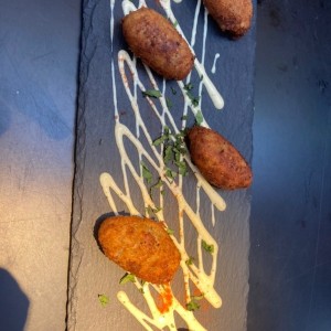 Croquetas de jamon serrano con ali oli