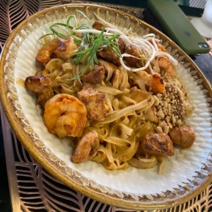 Pad thai mixto (camarones y pollo)
