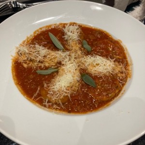 Sorrentinos de espinaca y salsa a la bolognesa
