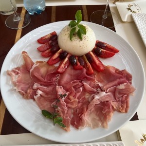 Burrata con proscciuto