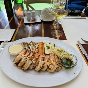 Camarones con vegetales ala parrilla y pure de papa 
