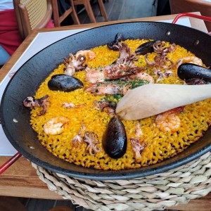 Paella de mariscos socarrat