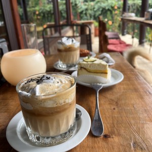 Black sesame y lemon cheesecake