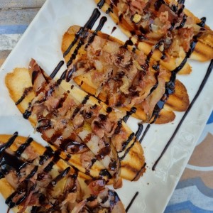 toast de peras al vino y tocino