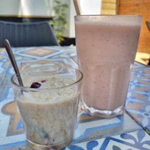 Smootie de kiwi, banano y avenita.