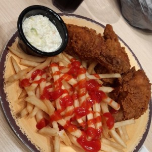 Pollo, ensalada y papas 
