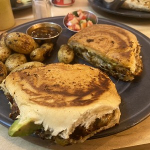 Torta de quesobirria 