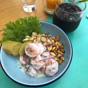 ceviche de camaron y chicha morada