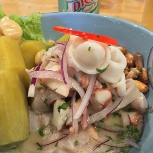 ceviche peruano mixto ( Calamar, Pescado, Camaron, Cangrejo y Pulpo)