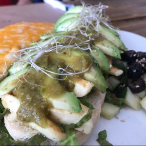 panini de aguacate, pollo y queso