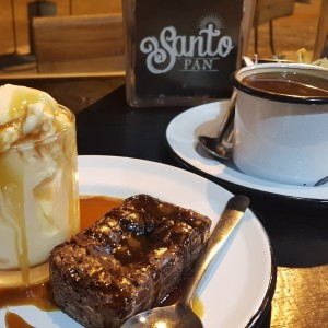 Postre: Brownie de 3 chocolates con helado de vainilla
