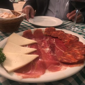 Entrada de quesos y carne