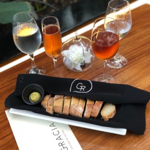 pan de la casa y vino